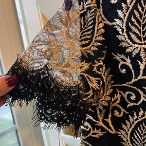 Samantha Dru - S - Black & Gold Lined Top -